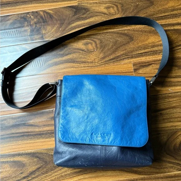 Selling Coach Charles Small Messenger crossbody bag